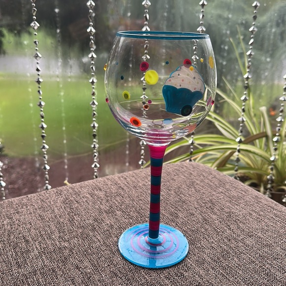 Wine glass with cupcake bling - Picture 3 of 5